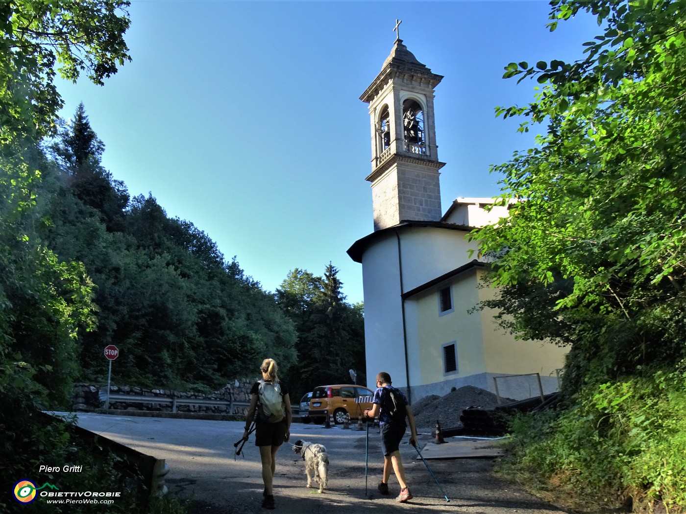 09 Parcheggio auto e partenza dalla Forcella del Suchello al Santuario Madonna della neve (900 m).JPG